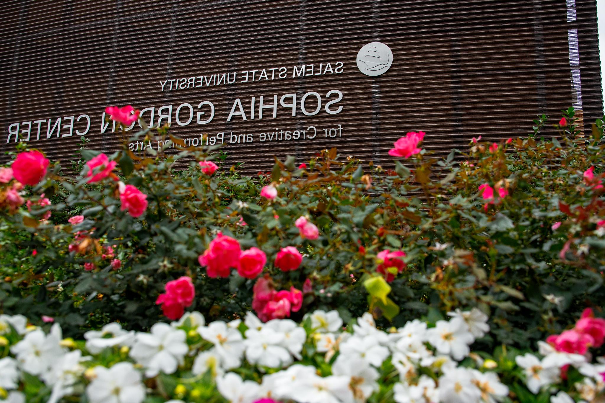 索菲亚·戈登中心用鲜花装饰建筑标志.