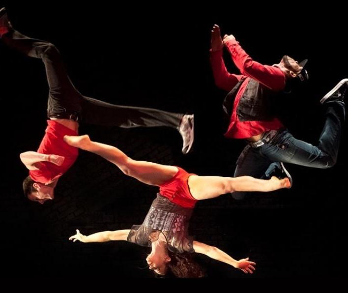 现代舞公司Chicago 跳舞 Crash在2016年秋季举办了研讨会和演出.