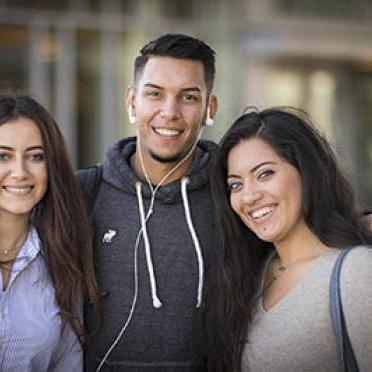 三位国际学生在校园里享受户外时光