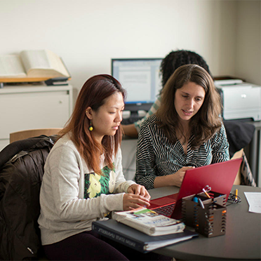 两个女学生一起在写作中心工作